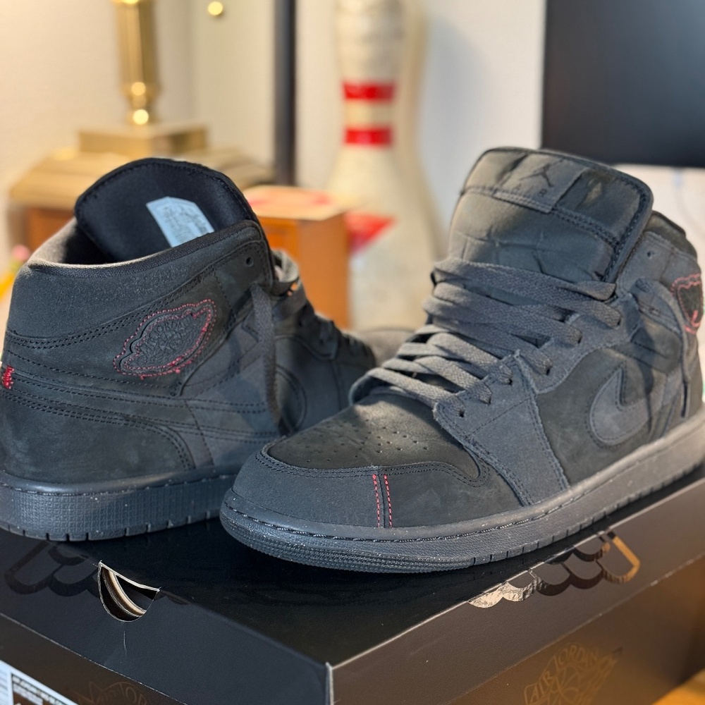 ALMOST NEW WORN M 10.5- AIR JORDAN 1 MID SE CRAFT COLLAB - DR SMOKE GRY/BLK NIKE